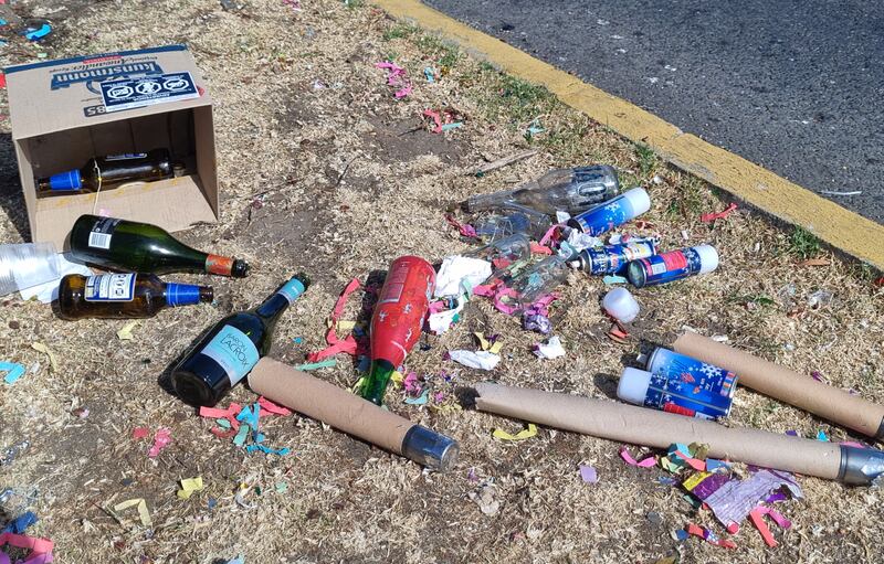 VALPARAISO: El dia despues de año nuevo | 01 DE ENERO DE 2025/VALPARAISO
El dia despues de los festejos de año nuevo, deja ver aun a personas celebrando, mientras personal municipal se encarga de limpiar las calles de la basura dejada por las personas en la llegada de este nuevo año.
FOTO: MANUEL LEMA OLGUIN/AGENCIAUNO