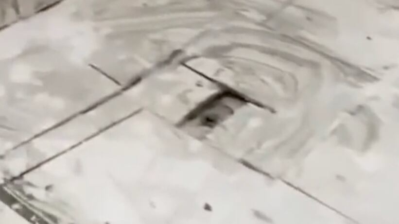 Mujer muestra mal trabajo en su baño