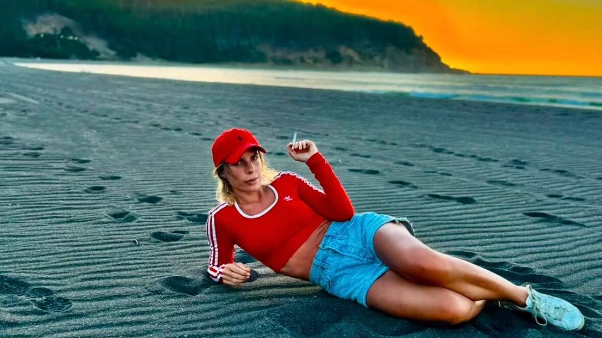 Lo último que se sabía de Maite Orsini era que estaba con licencia médica y alejada de la vida pública, debido a las últimas polémicas relacionadas con Jorge Valdivia.
El programa Primer Plano la buscó para conocer alguna declaración, pero no había rastros de ella. Eso, hasta ahora, cuando la propia Orsini publicó un carrusel de fotos en una desértica playa, vistiendo zapatillas blancas, un short de jeans y una polera tipo peto color rojo, con rallas en los brazos.
Mirando a la cámara, saltando en la orilla del mar con los brazos extendidos y recostada en la arena son algunas de las imágenes que publicó, con los últimos rayos de sol de fondo, en un anaranjado atardecer.
“El mar y yo”, escribió junto a un corazón azul y los hastag “#febrero”, #recargar pilas”
Sugerente canción
Pero lo que también llamó la atención fue la sugerente canción que eligió para animar el video.
Se trata de Bird of Feather de Billie Eilish cuya letra habla del amor incondicional que siente la protagonista, quien se encuentra profundamente ligada a su pareja, al punto de no poder imaginar la vida sin él.
“Quiero que te quedes, hasta que esté en la tumba. Hasta que me pudra, muerta y sepultada. Hasta que estés cargando mi atúd. Si tú te vas yo también me voy, porque siempre fuiste tú...debemos permanecer juntos, lo sé...no creo que sea posible poder amarte más”, es parte de la letra.
Problemas en el Frente
El Tribunal supremo del partido Frente Amplio decidió suspender la militancia de Maite Orsini por seis meses después de los múltiples escándalos que ha protagonizado la diputada desde el telefonazo que realizó a la generala de Carabineros, su llamada al expresidente del Consejo para la transparencia, hasta su intromisión en el Caso de Jorge Valdivia, quien fue acusado de violación y abuso sexual.