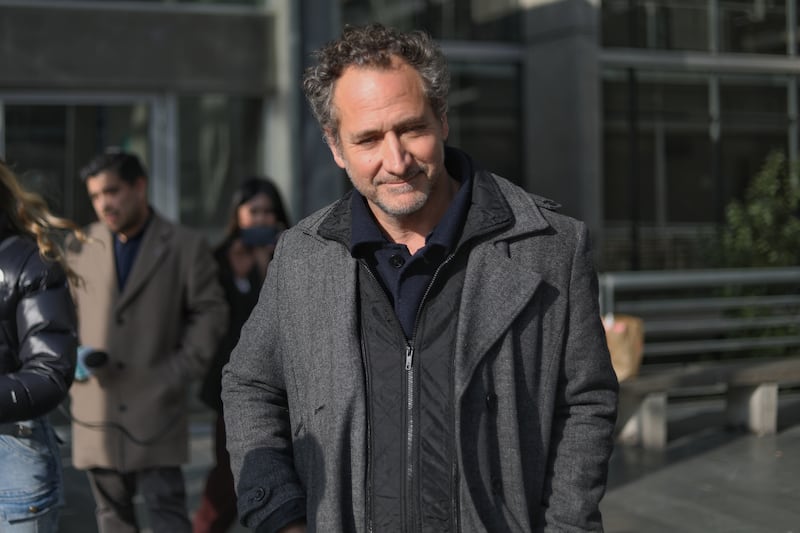 El actor Juan Pablo Saez, se retira del centro de justicia, tras ser formalizado por violencia intrafamiliar. | FOTO: SEBASTIAN BELTRAN GAETE / AGENCIAUNO