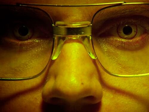 ¿Las compraría? Ponen a la venta la biblia, gafas y otras pertenencias de Jeffrey Dahmer