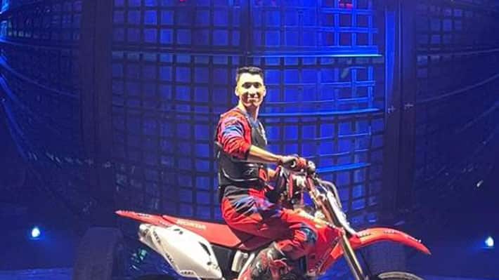 Acróbata chileno perdió la vida en impactante accidente durante espectáculo del “Globo de la Muerte” en circo de Italia