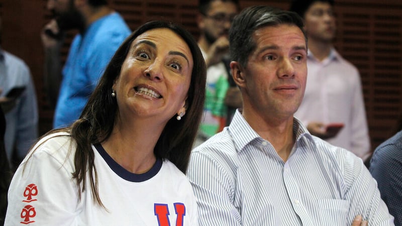 Hinchas azules se lanzaron contra Michel Clark y Cecilia Pérez: “Ustedes no son de la U”