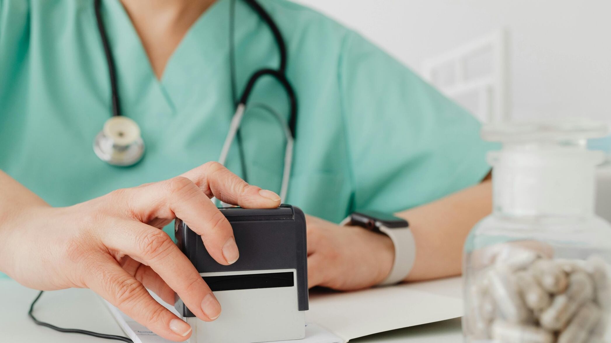 Según algunos sondeos públicos realizados luego de conocerse el resultado de la investigación de la Contraloría respecto del uso fraudulento de licencias médicas por parte de 25 mil funcionarios públicos, casi un tercio de los encuestados pidió desvincularlos de sus funciones.