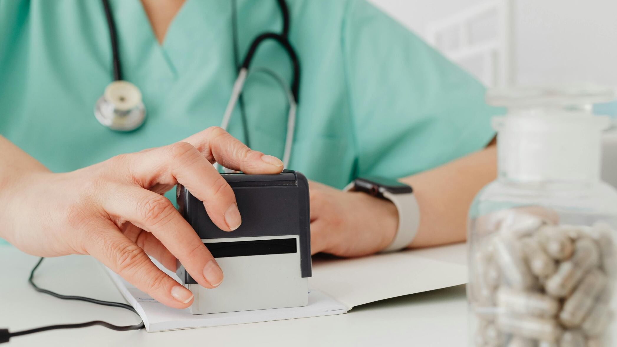 Según algunos sondeos públicos realizados luego de conocerse el resultado de la investigación de la Contraloría respecto del uso fraudulento de licencias médicas por parte de 25 mil funcionarios públicos, casi un tercio de los encuestados pidió desvincularlos de sus funciones.