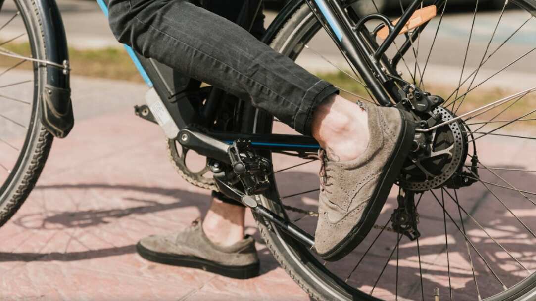 Cierre la parte inferior op de la bicicleta eléctrica