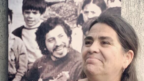 Amanda Jara unto a una imagen de su padre Víctor Jara