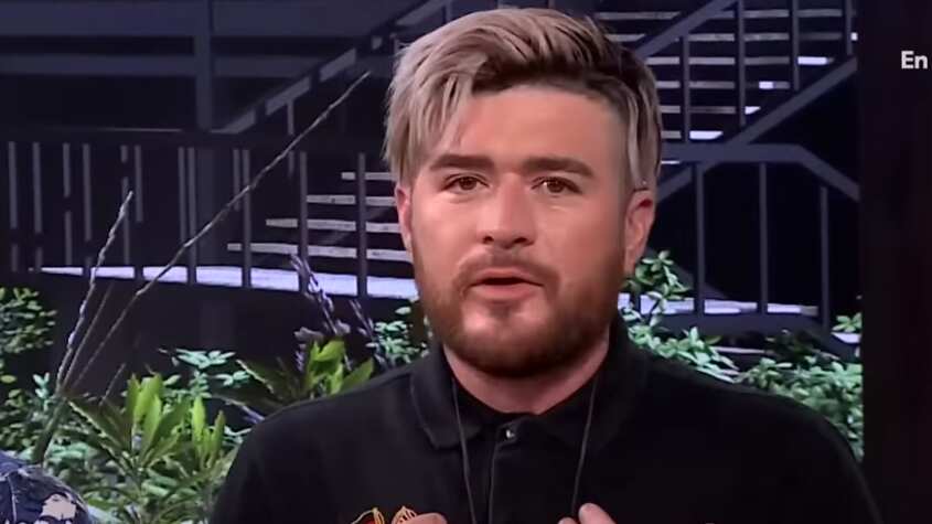 “Conversamos bastante. Yo les pedía disculpas por mis hermanos de acá en la Tierra. Siempre son buenos para cochinear, botan colillas de cigarro, estamos destrozando (…) Por toda la gente que ha hecho desorden acá. Ellos están para cuidar la Tierra. La Tierra se hubiera destruido a qué rato, compadre, si no es por qué están ellos aquí”, añadió después.
“Ya no me siento humano”
Más adelante, Junior explicó por qué lo contactaron. “Para que yo trate de una u otra manera dar una información. Cuesta por la imagen que he tenido de antes. Que soy travieso, que soy farandulero, todo eso, pero yo hoy en día soy otro. Yo soy un maestro. Y quiero que se me respete como tal. Como un maestro, no como un payaso circense“, expuso.
“Yo soy la misma persona. Lo que pasa es que evolucioné. Llegaron unos despertares en mí que me cambiaron totalmente (…) Yo en lo personal, ya no me siento humano. No sé cómo explicarlo, porque es difícil llenar todas las bocas o hacerle entender a todas las personas”, complementó enseguida.