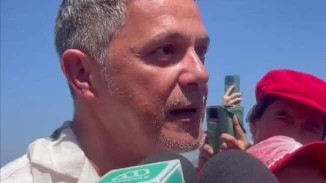 Alejandro Sanz visita zona afectada por los incendios