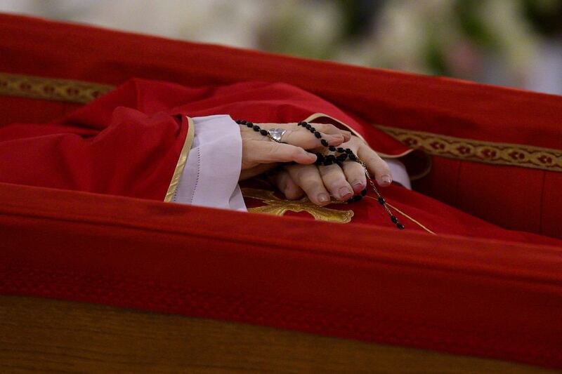 El Vaticano revela las primeras imágenes del Papa Francisco en su féretro: funeral será este sábado