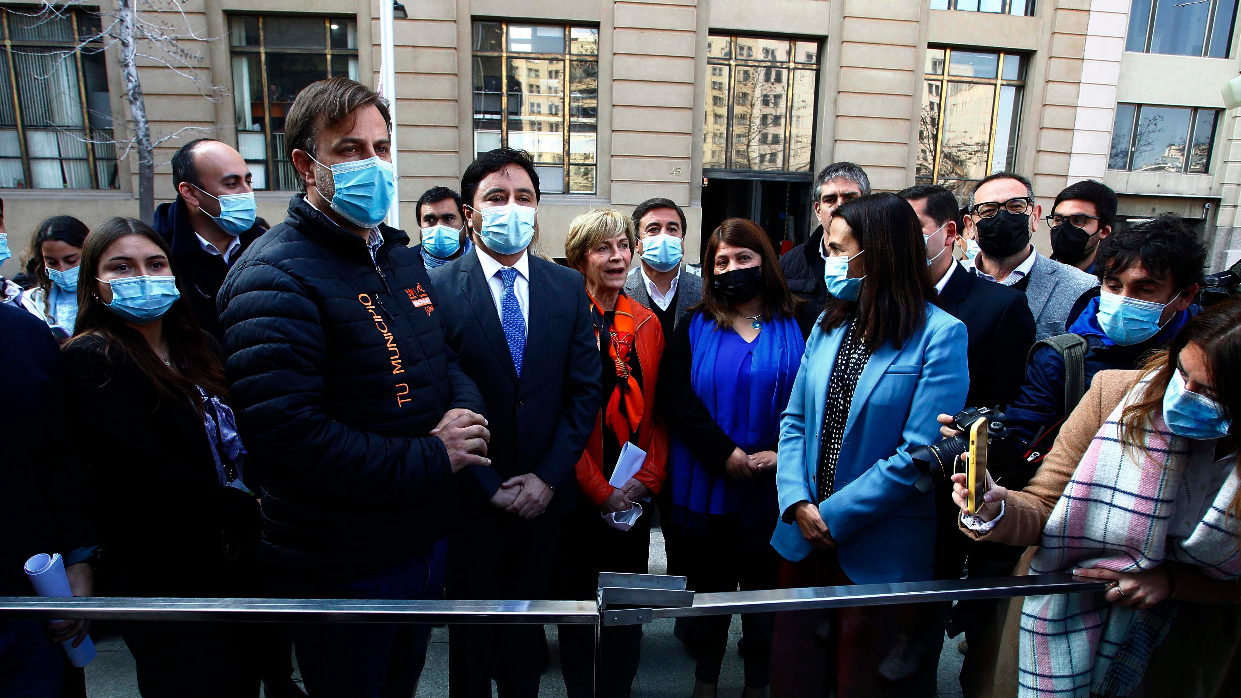 Alcaldes llevan carta a la moneda por delincuencia y no los dejan entrar a oficina de partes solo a alcaldesa de las condes 04/08/2022
Juan Eduardo Lopez/atonchile