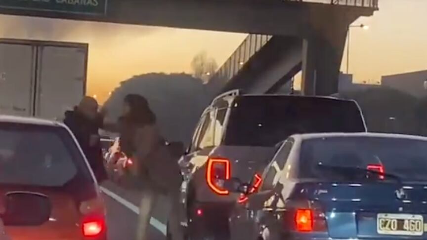 Luego de colisiona la camioneta de la mujer, ésta se bajó para increpar al conductor.