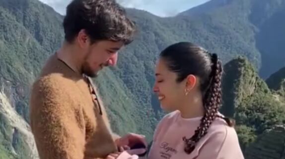El guía turístico grabó y narró el video: La sorpresiva y viral propuesta de matrimonio desde Machu Picchu