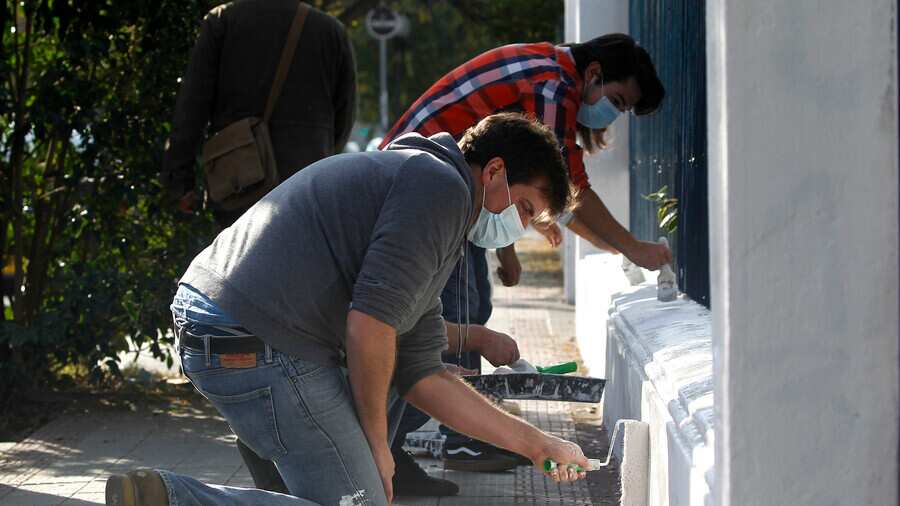 Schalper pintando la sede de RN