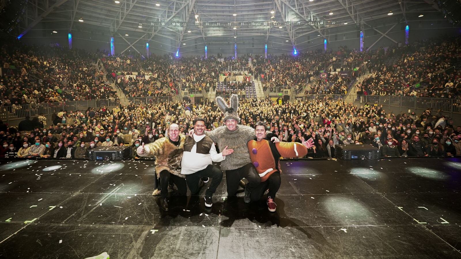 Después del largo tiempo distanciados, en donde estos cuatro amigos nos acompañaron con gran éxito por diversas plataformas haciéndonos más entretenidos los días y horas de encierro, ahora se juntan para de manera presencial renovar los afectos y recorrer Chile para un anhelado reencuentro con el público.