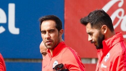 El exarquero de Universidad de Chile, Jhonny Herrera, se refirió al hipotético caso que su excompañero de la selección chilena, Claudio Bravo, decidiera retornar al país para terminar su carrera jugando en un equipo local. Situación que para el Samurai Azul se ve muy poco probable, indicó en el panel de “Todos somos técnicos”, de TNT Sport.
“Olvídate, yo conozco un poquito a Claudio Bravo y no se le pasa ni en lo más mínimo por la cabeza el venir a jugar a Chile. El tipo lo único que quiere es extender su carrera (en el Viejo Continente)”, aseguró Jhonny Herrera.
Según las razones que entregó, en Chile no hay ningún equipo donde podría jugar el actual arquero del Real Betis de España y sinceró que ni siquiera hay recintos deportivos acordes.
“¿A qué equipo? ¿Dónde? Ni siquiera hay estadios para jugar...¿A qué vendría? Al sacrificio, a morir fusilado, a que el equipo no ande bien”, completó.
Claudio Bravo sobre presente y futuro en Real Betis
Si bien hace unos días en España adelantaron que es prácticamente un hecho que Claudio Bravo renovará en el Betis de Manuel Pellegrini, lo cierto es que de momento no hay confirmación sobre la continuidad del portero chileno en el cuadro verdiblanco.
Sin embargo, el bicampeón de América con la Roja rompió el silencio y se refirió a su futuro en el conjunto sevillano, donde incluso se abrió a la posibilidad del retiro si no extiende el vínculo.
Sobre su eventual renovación, el nacional expresó en diálogo con Betis TV: “Depende. No me apresuro a nada, tengo una edad que soy un privilegiado, pero eso lo determina el cuerpo, la cabeza si quiere plantearse objetivos. Si toca seguir, bien. Si toca irme para casa, también. Mientras me sienta útil y en forma para competir puedo continuar”.
”Si pasa lo otro, me voy a casa feliz a disfrutar de la familia, de todo lo que he conseguido en mi carrera, que no ha sido menor, y no pasa absolutamente nada. Sin despedidas ni nada. Tal y como empecé, en silencio, acabaré mi carrera”, añadió.
Además, respecto a la su presente y regreso a la titularidad, sostuvo: “Siempre uno se prepara, también en silencio cuando no tengo que estar. Es parte del trabajo de cada uno, no solo cuando estás compitiendo.
“Las sensaciones varían porque a nivel de confianza esto es un mundo totalmente distinto cuando juegas y cuando no. Pero ahí está un poco a relucir la experiencia, los años que uno lleva en el mundo del fútbol, y eso también te ayuda mucho al equipo”.En cuanto a su rotación en el equipo, Bravo comentó: “Más que sufrir, intento revertir la situación. Sé la valía que tengo dentro de un vestuario, sé la manera de desenvolverme ante las situaciones adversas. Intento siempre mejorar, estar de alguna manera, jugando o no”.