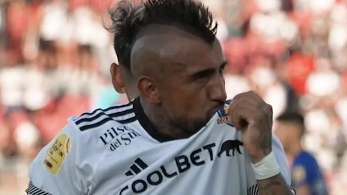 Jorge Almirón dejará fuera del equipo titular de Colo Colo de esta noche a Arturo Vidal. El King podría ingresar de cambio frente a Sportivo Trinidense, pero la prioridad para el deté albo y el propio jugador es llegar en buenas condiciones al Superclásico ante la U.