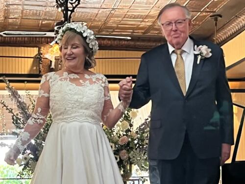 Mujer de 76 años encuentra el amor verdadero a través de una app de citas y se casa con su pareja ideal