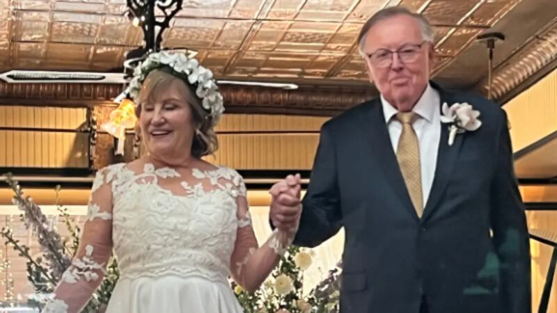 Mujer de 76 años encuentra el amor verdadero a través de una app de citas y se casa con su pareja ideal
