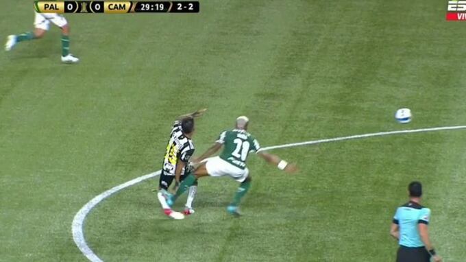 Tras revisión en el VAR, el jugador de Palmeiras terminó expulsado.