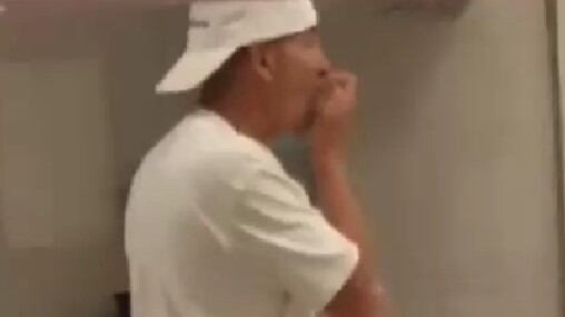 Panadero lame el pan