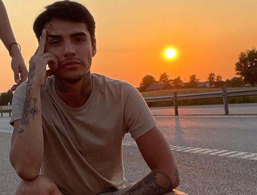 Influencer gay de ultraderecha genera polémica por criticar a Boric y defender a Kast