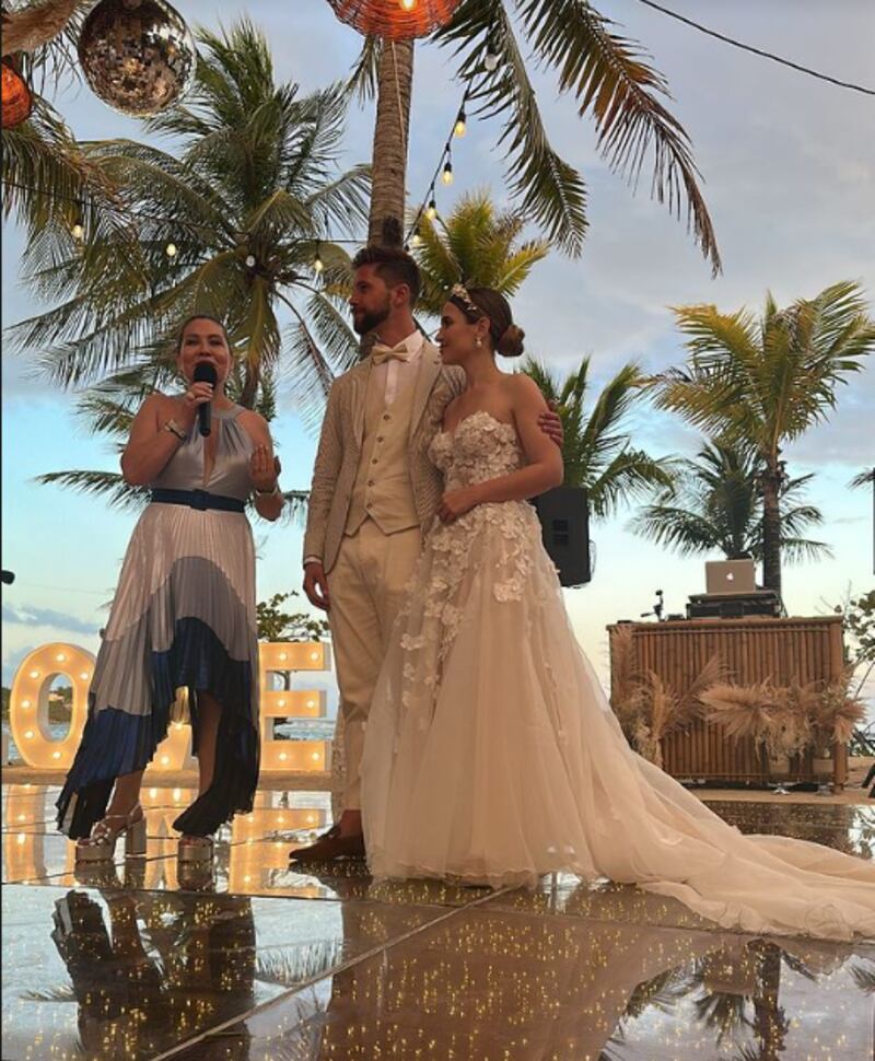 n matrimonio de lujo celebraron este jueves la actriz Belén Soto y su pareja, Branko Bacovich, en una playa de Tulum, en la costa caribeña de México.

La pareja se encuentra en el paradisiaco lugar de la península de Yucatán desde hace días, festejando su unión junto a sus familiares y amigos, quienes compartieron algunas imágenes de la ceremonia.

La actriz Karen Bejarano fue una de las que difundió algunas escenas del evento, donde se observa a los novios caminar hacia el altar con sus espectaculares atuendos y acompañados de familiares.