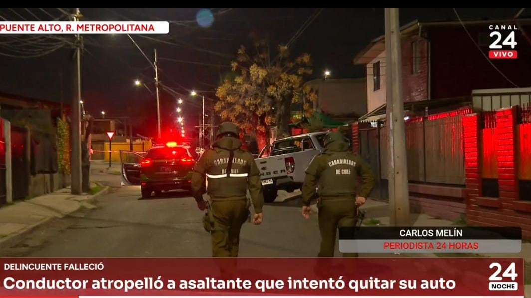 Atropellado contra el muro de una casa en Puente Alto falleció un joven delincuente luego de intentar asaltar con armas de fuego a una pareja que compraba sushi, con el fin de robarle la camioneta en que se trasladaban.
Según información, aún sin confirmar, se trataría de un adolescente, quien participaba junto a grupo de sujetos de un tour delictual. De hecho, cámaras de seguridad muestran al grupo realizando otro robo en zonas aledañas.
Su muerte ocurrió a eso de las 23 horas entre las calles Los Tijerales con Los Toros, cuando la pareja habría estado con la camioneta estacionada, esperando el pedido.
Ahí, el grupo de antisociales rompió el vidrio de la camioneta de alta gama, lo que hizo que la mujer saliera corriendo producto del miedo. Esto hizo pensar al conductor que ella había sido secuestrada y las emprendió contra los delincuentes, atropellando a uno de ellos que salió corriendo.
Según reveló TVN, el conductor vio al hombre hacer el gesto de sacar un arma, momento que aceleró a fondo, aplastándolo contra el muro de una vivienda.
Además, se reveló que el auto en que se trasladaban los delincuentes, también había sido robado y era de uno de los vecinos del sector.