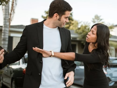 ¡Descúbrelo! Este es el lenguaje corporal de un hombre cuando le gusta tu amiga