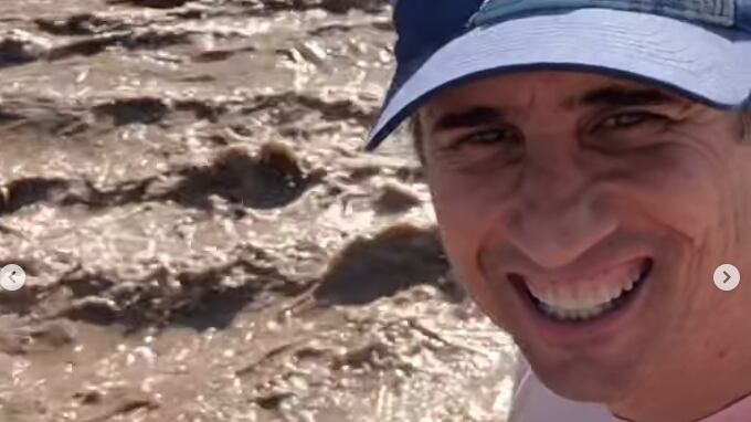Es una de las peregrinaciones anuales, como las llamó él, que hace al Río Mapocho. Rodrigo Guendelman mostró su peculiar recorrido por el Río Mapocho.
Uno que culminó metiéndose dentro del caudal, para dejar claro que el agua del lugar estaba limpia y libre de aguas servidas, como asegura en su registro.
El periodista mostró así, a través de la cuenta Santiago Adicto, cómo uno podía disfrutar incluso de una pequeña playita en la orilla.
“Estamos en uno de los accesos, frente a las Torres de Tajamar”, empieza diciendo en una serie de videos donde baja hasta el lugar y se saca los zapatos.
El Río Mapocho, ¿un balneario más?
Así, Guendelman no solo se mete al río, señalando que el caudal es fuerte y por ello “hay que saber equilibrarse”, pero que la temperatura es “heladita, refrescante”.
Luego, manifiesta muy contento que “vamos a oler el agua del río… está libre de aguas servidas, pero no es para tomar, no es potable”.
Y procede a tomar con sus manos un poco del agua, que luce su clásico color café. “Al oler el agua no tiene olor a nada”, expresa.