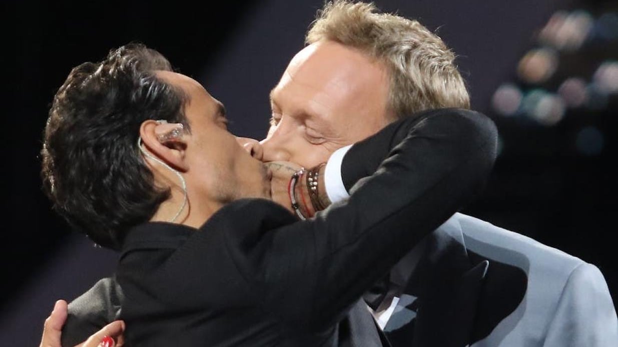 Beso entre Marc Anthony y Martín Cárcamo