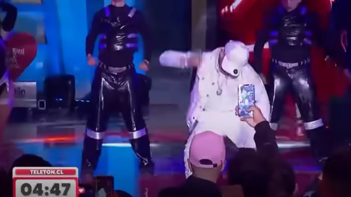 Mientras el cantante urbano Cris MJ está siendo investigado por mostrar una pistola durante una transmisión de Instagram y arriesga una pena de tres a 10 años de cárcel si se comprueba que puede disparar, otro artista del género ostentó de un arma. Pero, a diferencia del anterior, la portaba en la vía pública, consignó La Hora.
Así quedó demostrado en el video que subió en las historias de su red social, donde tras levantarse su chaqueta de marca Armani Exchange, se ve la empuñadura de la pistola al interior del pantalón, pegada al cinto.
En el registro se ve al cantante vestido completamente de blanco, con su cara cubierta por un pasamontañas negro con brillos plateados.
Se encuentra en la caletera de una autopista, en las afuera de una bomba de bencina. junto a un grupo de jóvenes con sus vehículos tuneados, lo que asemeja los encuentros que realizan de carreras clandestinas.
Si bien, no se identifica si el arma es real y apta para disparar, la ley establece que “ninguna persona podrá poseer o tener alguna de las siguientes armas, artefactos o municiones ya sea de fantasía, entendiéndose por tales aquellas que se esconden bajo una apariencia inofensiva... Armas de juguete, fogueo, balines, postones o aire comprimido, adaptadas o transformadas para el disparo de municiones o cartuchos”.
La condena que arriesga Cris MJ
El cantante Cris MJ arriesga una pena de cárcel desde tres años y un día hasta 10 años de presidio, en caso que los peritajes comprueben que el arma que exhibió en un live de Instagram sea apta para disparar, dio a conocer el jefe de la Fiscalía de Iquique, Eduardo Ríos, al medio LUN.
Según contó, el arma que incautaron en el domicilio del cantante, pistola de airsoft, réplica de un arma Glock 19 es “mantiene el cargador adaptado. Hay que esperar los peritajes (...) Si el arma se encuentra adaptada para disparar, eso la ley sí lo sanciona y este joven sería imputado“, explicó.
“La ley sanciona la tenencia y porte de arma de juguete, de fogueo, de balines, de postones o de aire comprimido adaptadas o trans formadas para el disparo. La penas van de tres años y un día a diez años de prisión, dependiendo de si hay agravantes o atenuantes“.