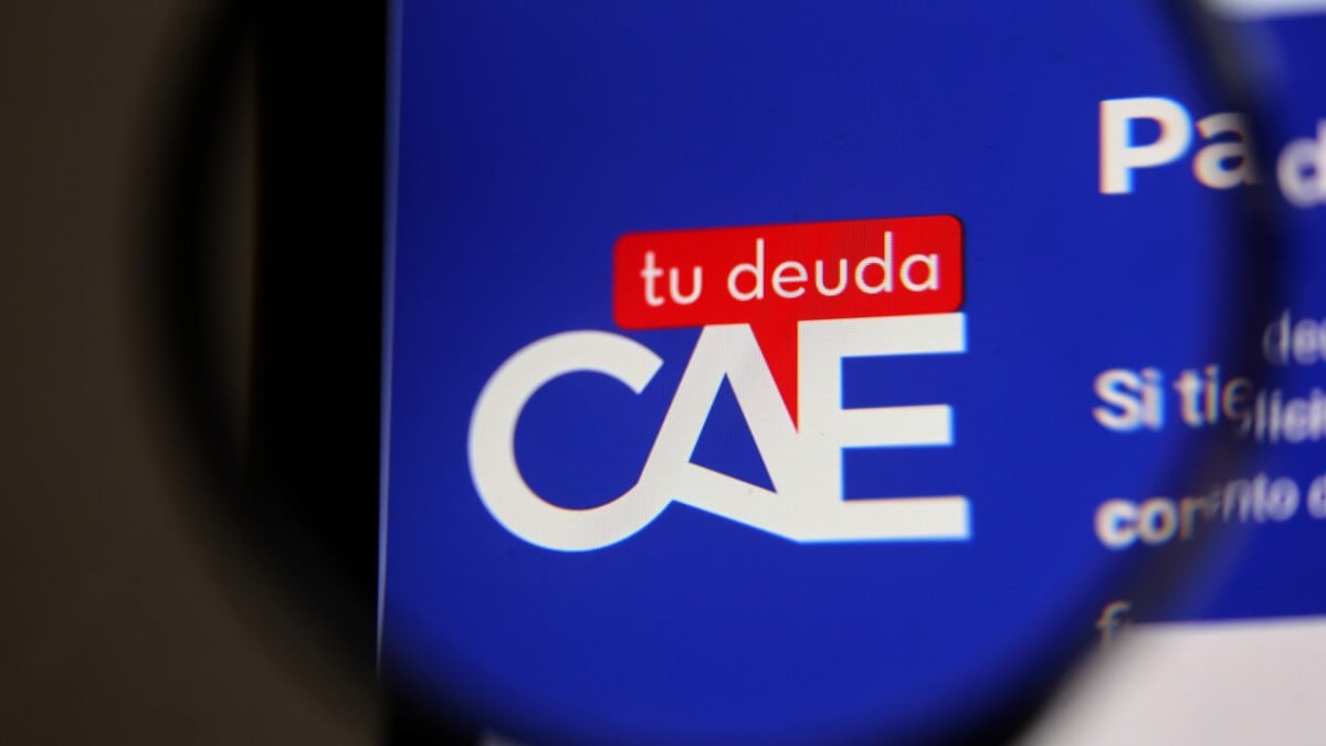 Cadem: 54% de los chilenos aprueba embargos a deudores del CAE que ganan más de $3,5 millones al mes