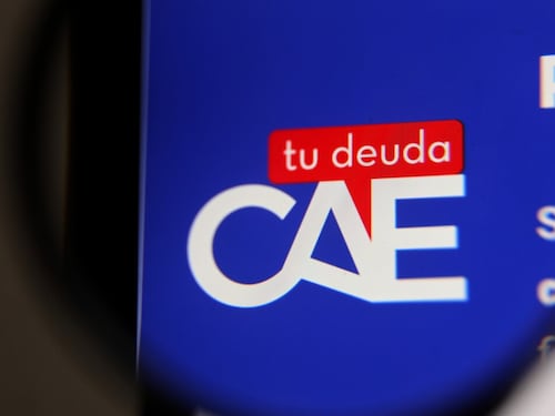 Cadem: 54% de los chilenos aprueba embargos a deudores del CAE que ganan más de $3,5 millones al mes