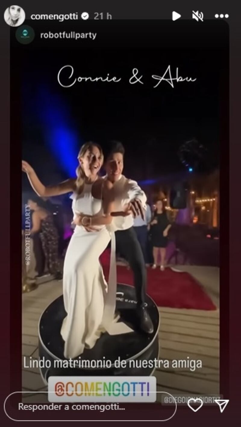La pareja se casó en una ceremonia lunar.