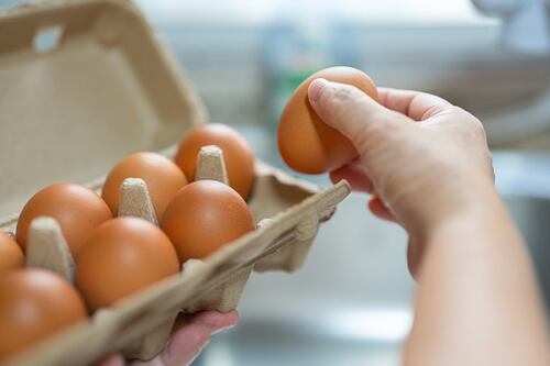 ¿Lavas los huevos antes de cocinarlos? Conoce por qué es peligroso hacerlo