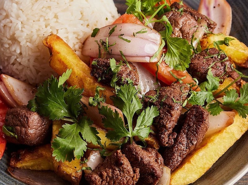 Lomo saltado.
