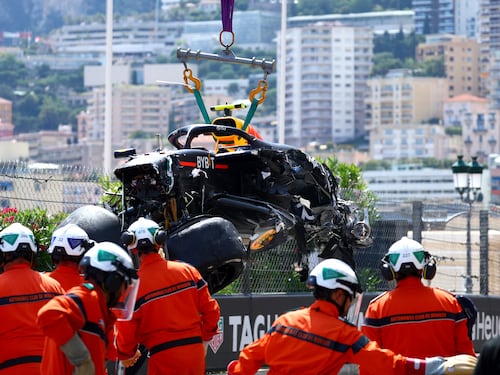 Videos y fotos del impactante choque de Checo Pérez en el GP de Mónaco: el auto quedó destrozado