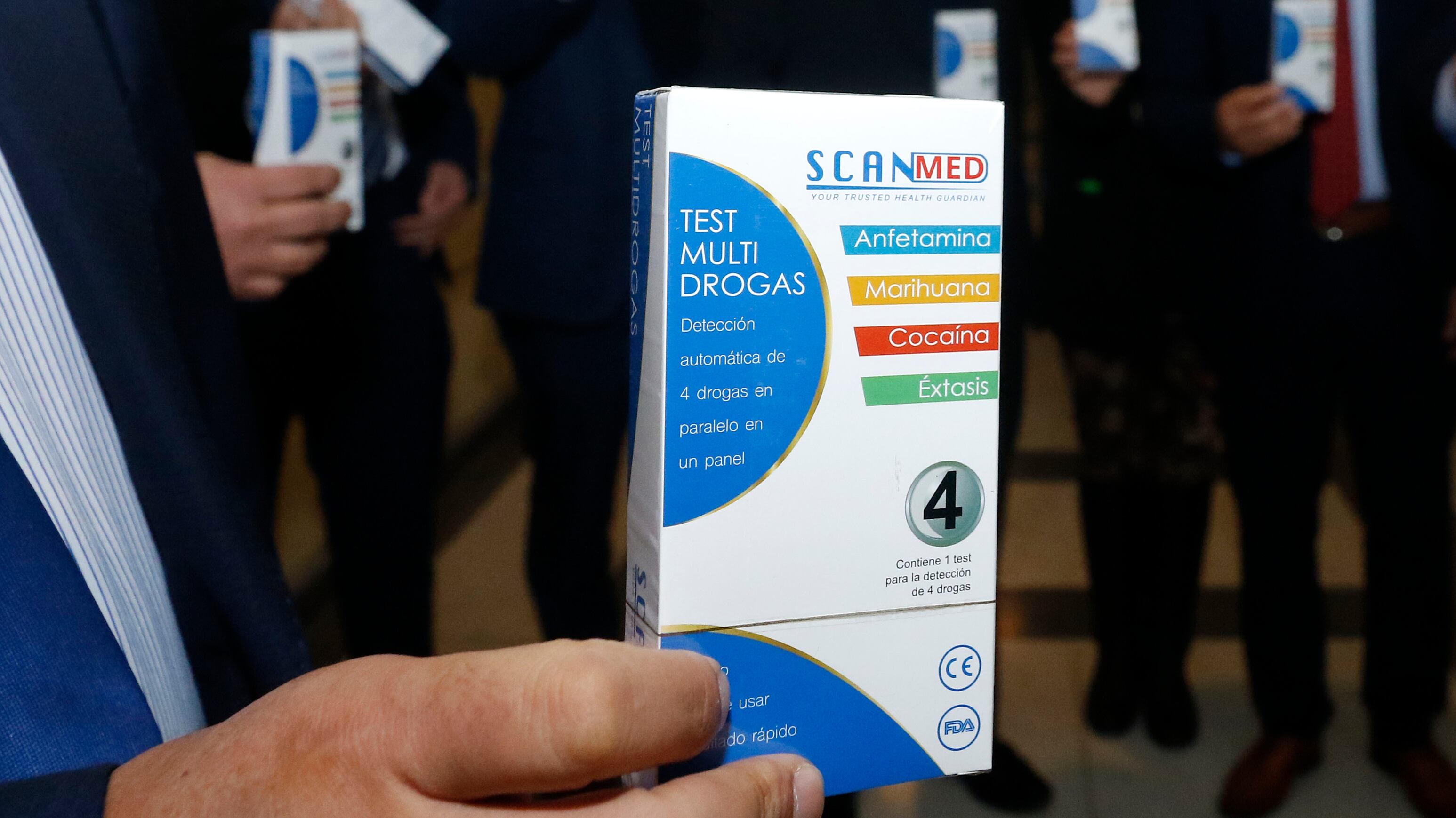 Algunos de los parlamentarios chilenos muestran el envase del test de análisis de droga en el Congreso Nacional.