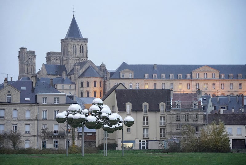 La nueva instalación Molecular Cloud, del artista francés Vincent Leroy, se ha convertido en un punto focal del aniversario milenario de Caen, en Normandía, Francia. Foto: Freepik.