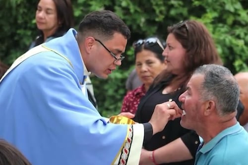 Arzobispado de Concepción advierte a vecinos de Hualqui de venezolano que se haría pasar por sacerdote