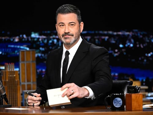 Canales locales que intentaron bloquear el show de Jimmy Kimmel desisten y lo volverán a poner al aire
