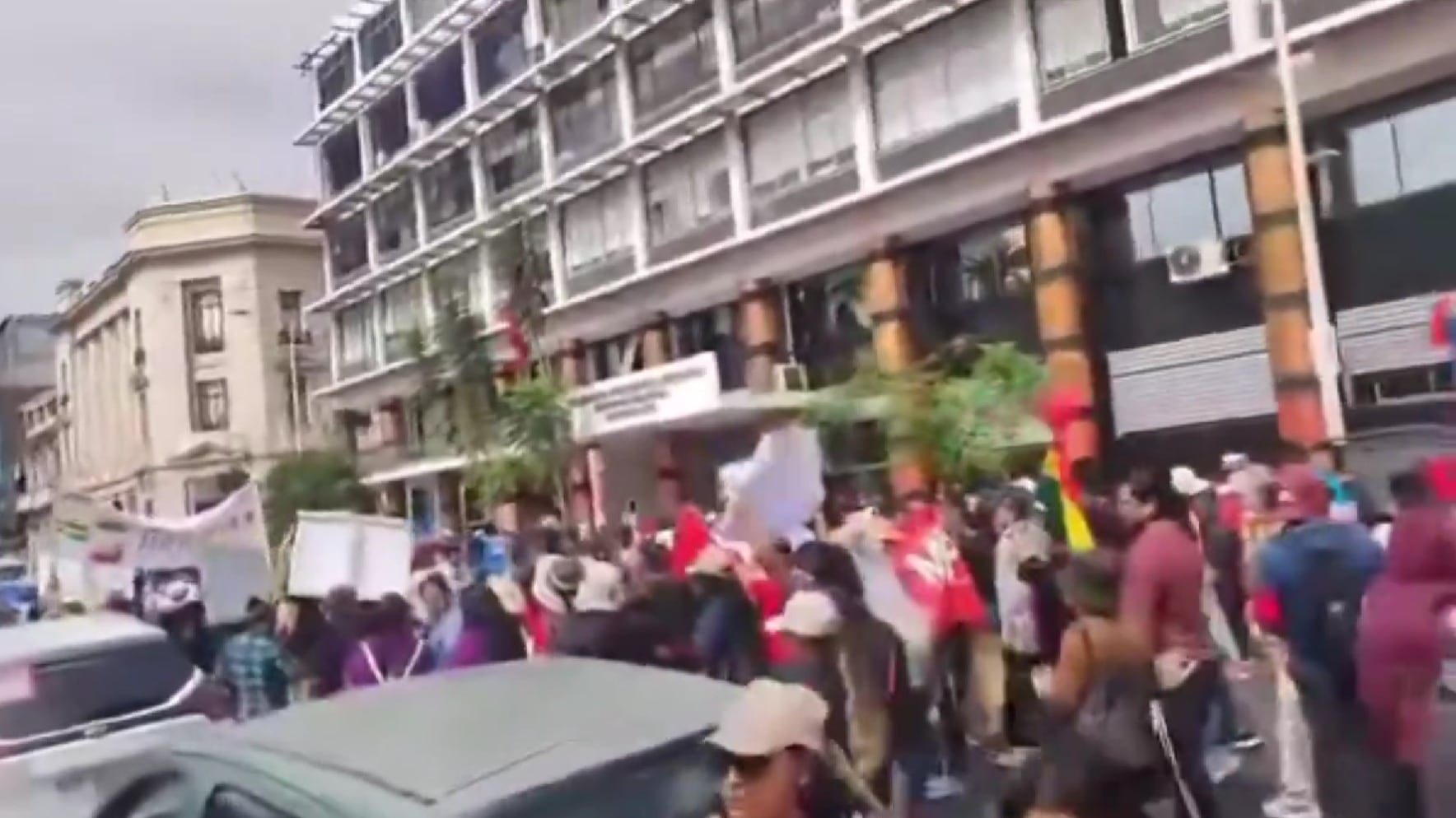 Video extranjeros exigen casa propia, Red social X