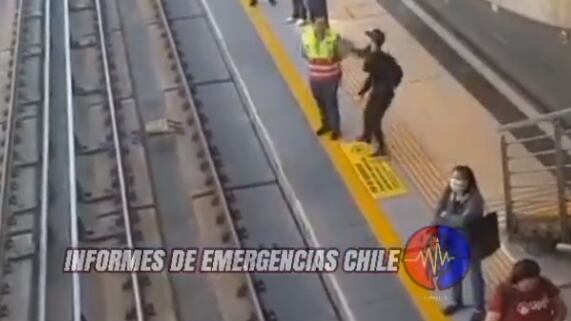 Un impactante registro da cuenta de la agresión sufrida por un trabajador del Metro de Santiago en la estación Las Torres.
Según reportaron testigos a través de redes sociales, el hecho se produjo luego que un guardia le pidiera pagar el pasaje a una mujer.
De hecho, en un segundo video se ve a la “pasajera” insultando al acusado por haberle propinado una patada.
Respecto al clip viralizado, tiene por protagonista a quien sería el acompañante de la joven que, sin mediar palabra alguna, agredió con un elemento contundente al asistente que se encontraba en el andén.
“¡¿Por qué le pegas a él?! ¡Él no tiene la culpa! ¡¿Por qué le pegas a él si él no es el guardia?! ¡¿Estás loco?!”, gritó a la distancia un testigo del hecho.
Alertado por la situación, el hombre exigió la captura del agresor: “¡Agárrenlo que anda la policía. Agarra a ese conch...!”.