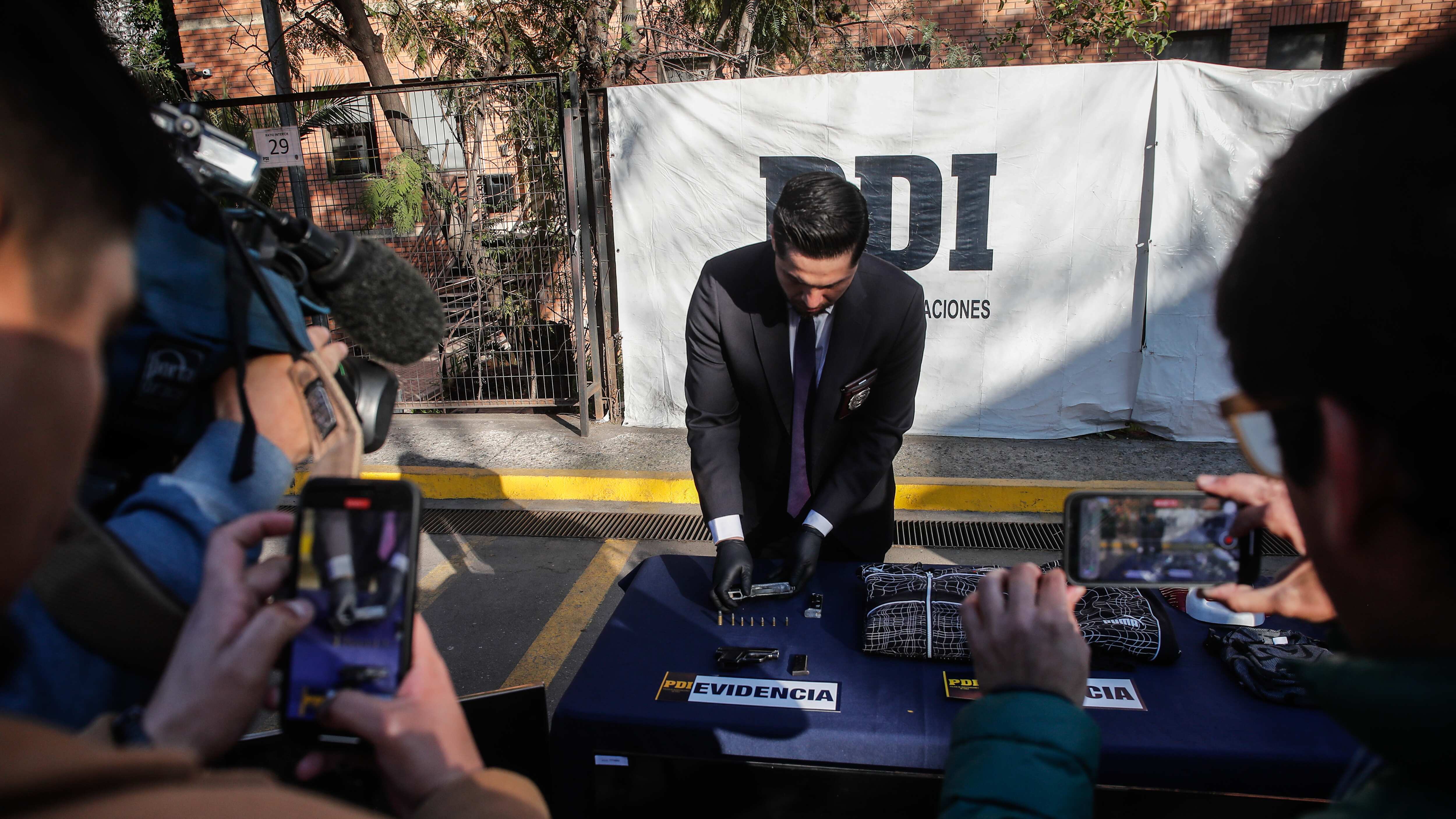 PDI desbarata banda de Turbazos en Zona Poniente | 04 DE SEPTIEMBRE DE 2024 / SANTIAGO
El jefe nacional de Robos y Focos Criminales, prefecto PDI Marco Ramírez junto al fiscal regional metropolitano Occidente, Marcos Pastén, la fiscal jefa de Maipú—Cerrillos, Gabriela Cruces y el delegado presidencial, Gonzalo Durán, informan la desarticulación de una banda dedicada al robo con violencia modalidad “turbazos”, que afectó a residentes de Maipú, Pudahuel y Quinta Normal.
FOTO: DIEGO MARTIN/AGENCIAUNO