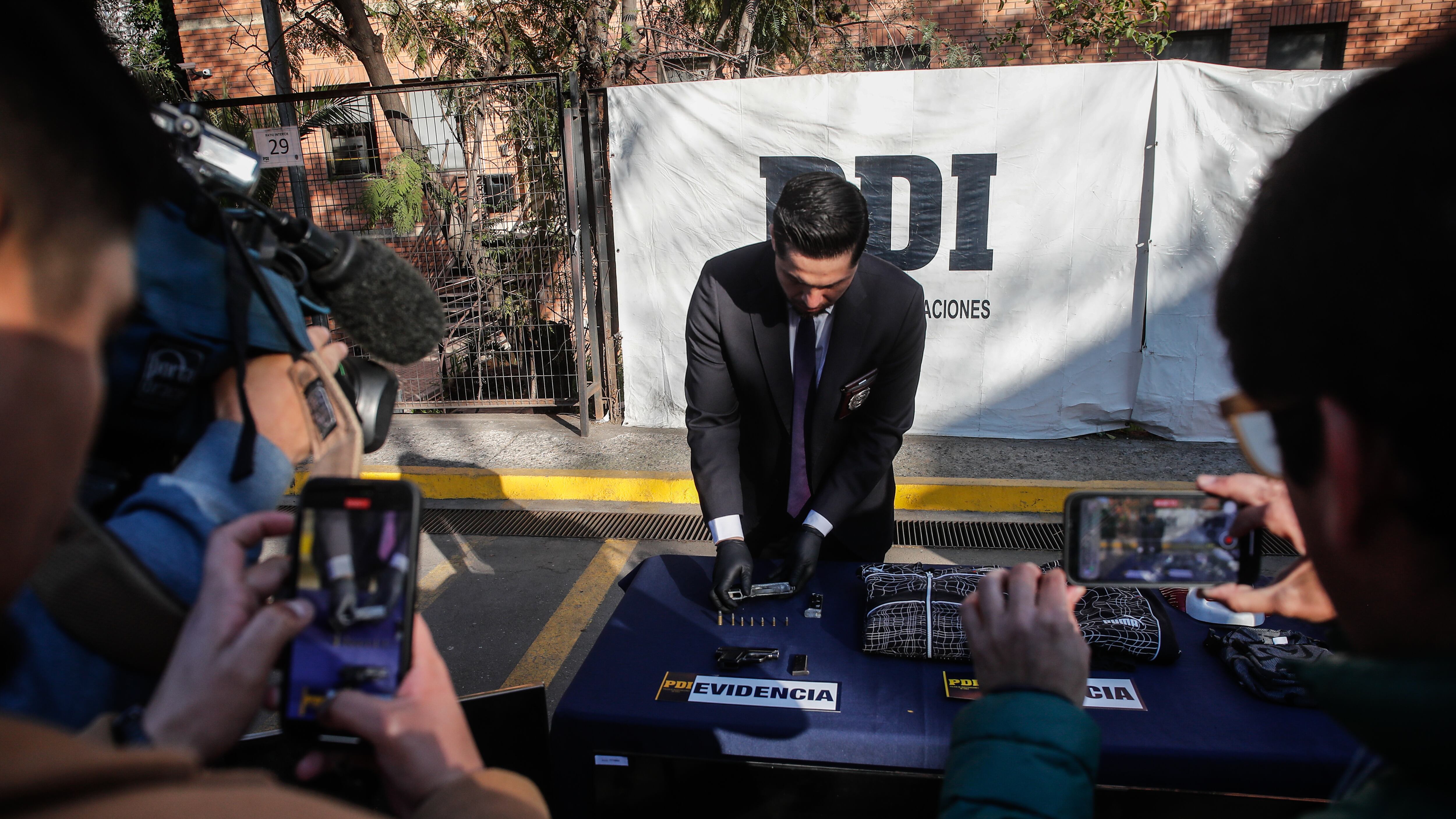 PDI desbarata banda de Turbazos en Zona Poniente | 04 DE SEPTIEMBRE DE 2024 / SANTIAGO
El jefe nacional de Robos y Focos Criminales, prefecto PDI Marco Ramírez junto al fiscal regional metropolitano Occidente, Marcos Pastén, la fiscal jefa de Maipú—Cerrillos, Gabriela Cruces y el delegado presidencial, Gonzalo Durán, informan la desarticulación de una banda dedicada al robo con violencia modalidad “turbazos”, que afectó a residentes de Maipú, Pudahuel y Quinta Normal.
FOTO: DIEGO MARTIN/AGENCIAUNO