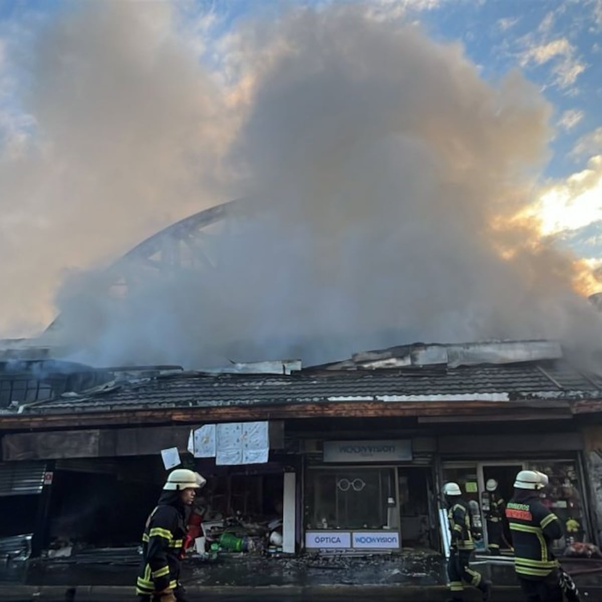 Incendio en ex Mercado Central de Concepción destruye locales Incendio en ex Mercado Central de Concepción destruye locales