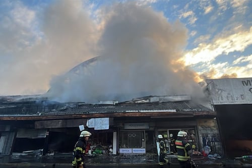 Incendio afectó al histórico ex Mercado Central de Concepción: destruyó decenas de locales