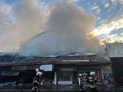 Incendio afectó al histórico ex Mercado Central de Concepción: destruyó decenas de locales