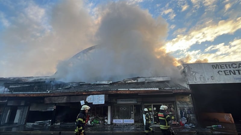Incendio afectó al histórico ex Mercado Central de Concepción: destruyó decenas de locales